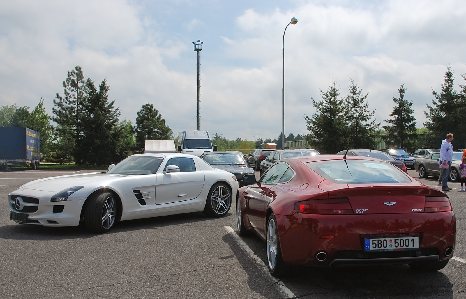 Aston Martin V8 Vantage - Mercedes SLS