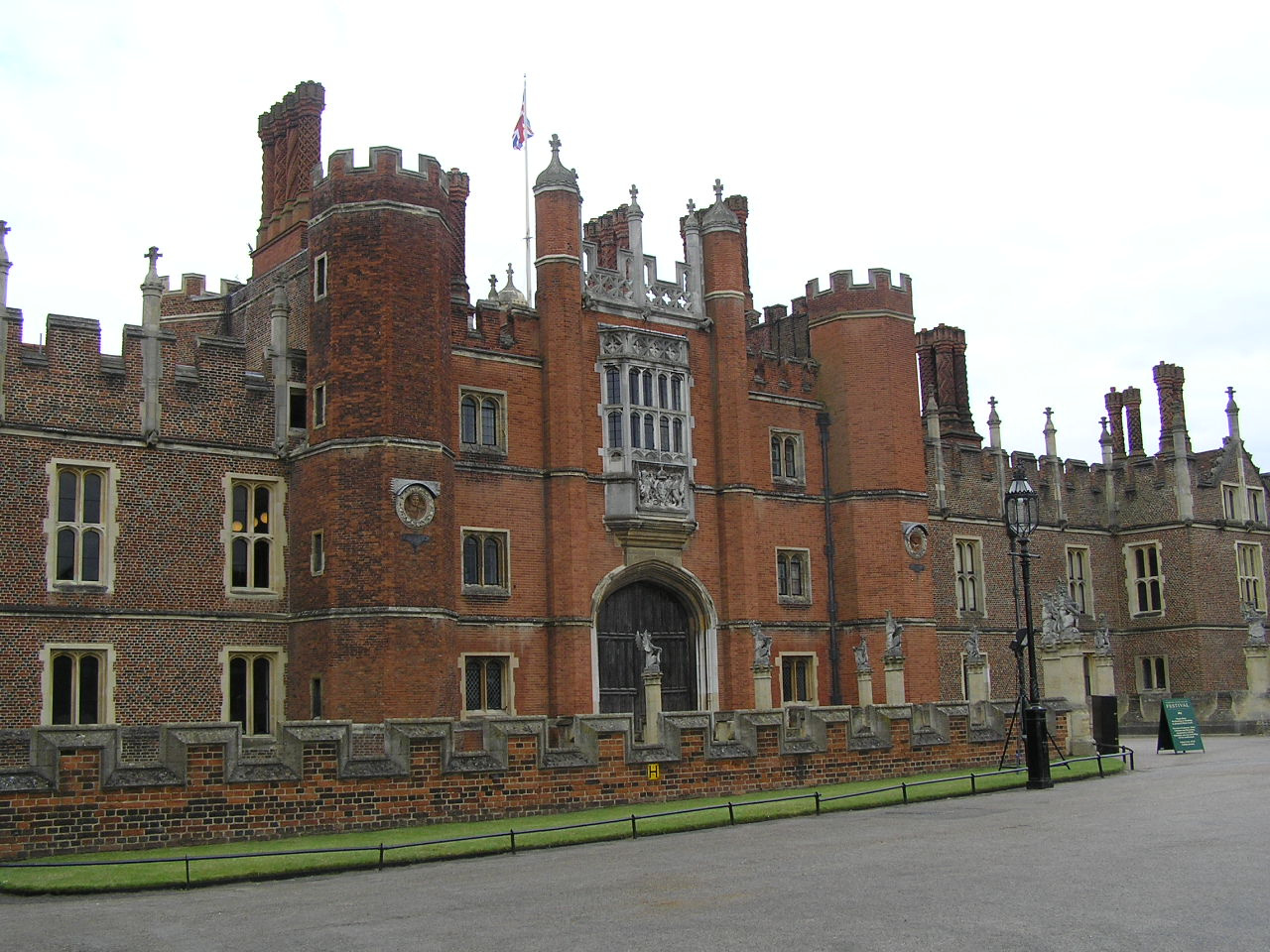 London 514 Hampton Court