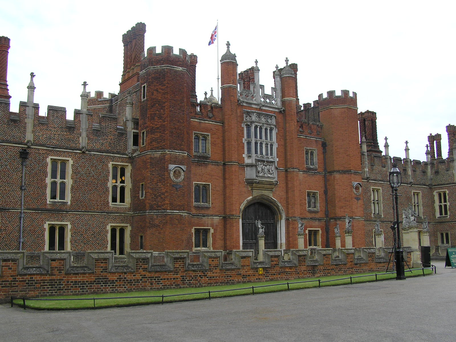 London 515 Hampton Court