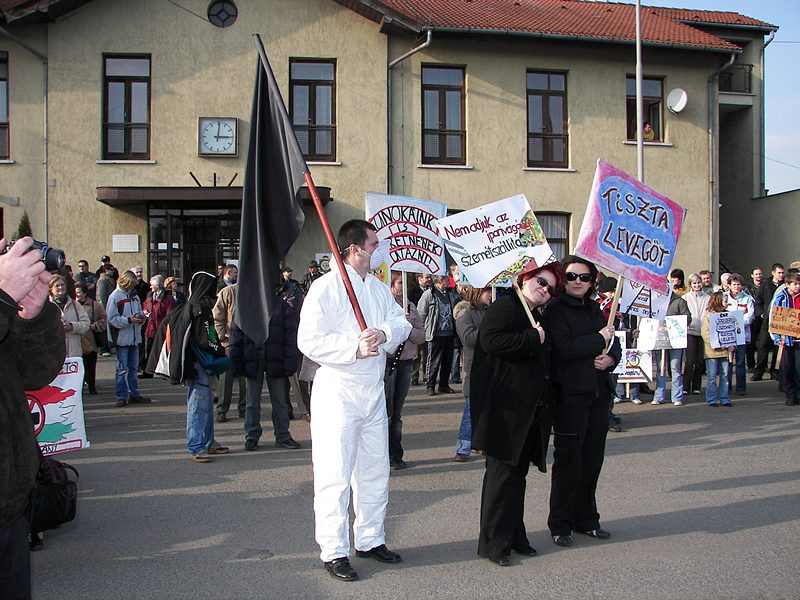 2007-02-23 Demonstráció a vasútállomás előtt