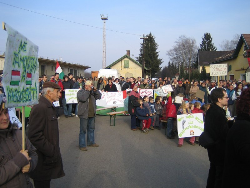 2007-02-23 Demonstráció a vasútállomás előtt