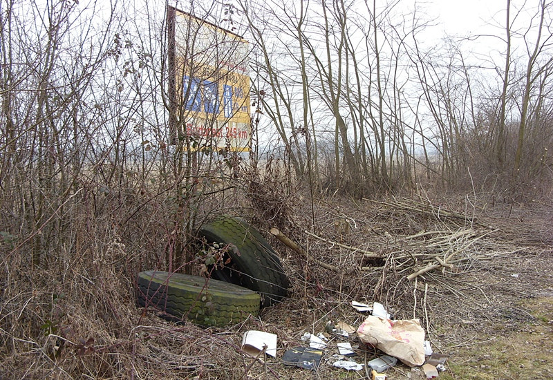 2011-02-27 Illegális szemétlerakó a 8-as út mellett