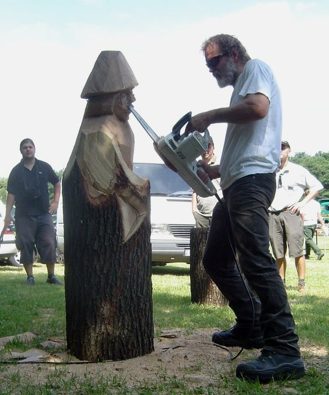 030 Mónus Béla láncfűrészes szobor faragása