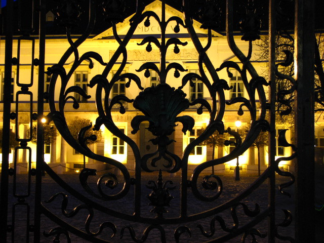 A Sándor-palota este