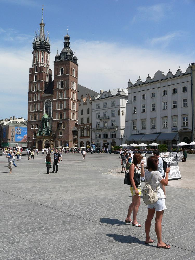 Piactér a Szűz Mária templommal