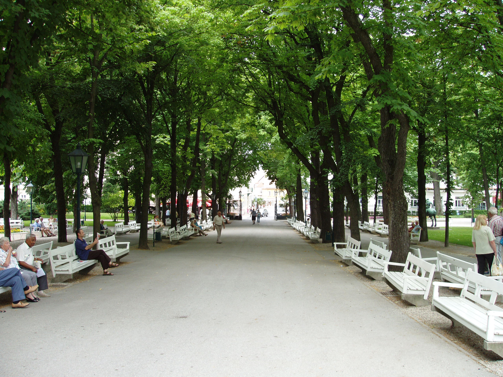 A park fő sétánya