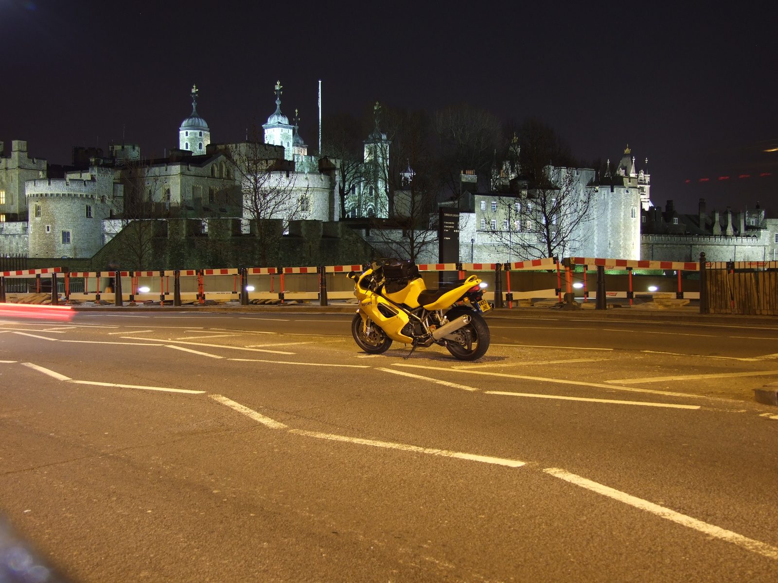 Motorral Londonban - Tower