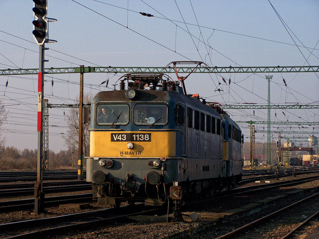 V43 - 1138 + V43 - 1046 Dombóvár (2011.03.23).