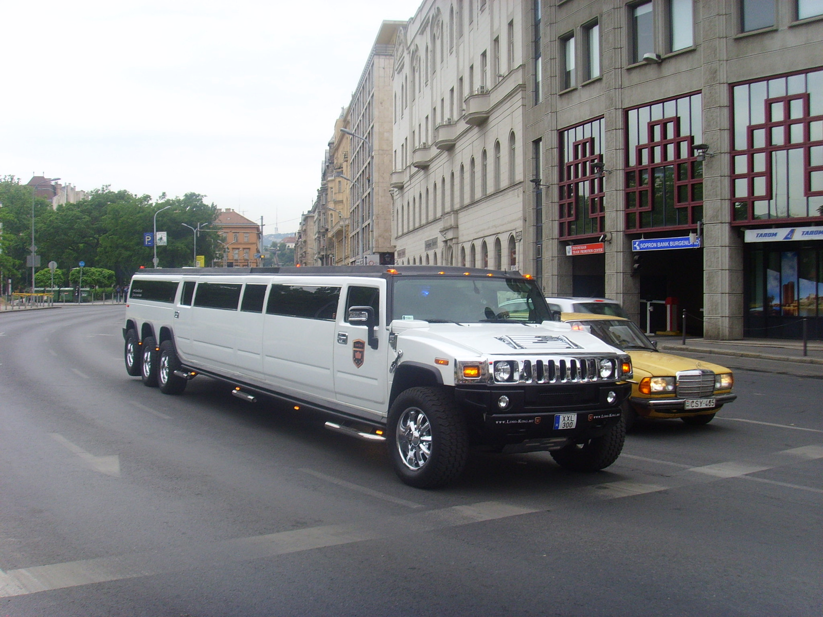 HUMMER H2 LIMO