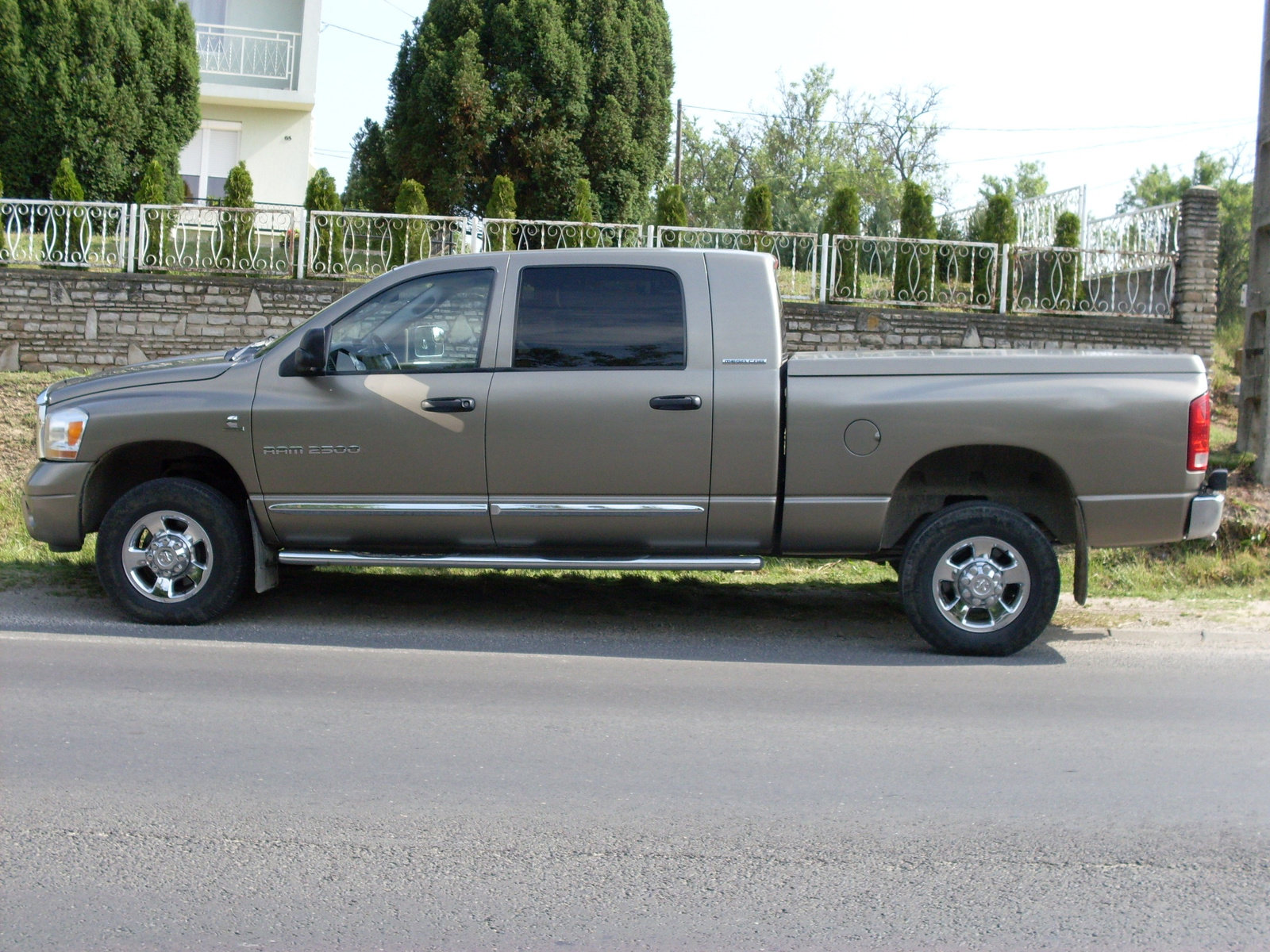 DODGE RAM 2500 MEGA CAB