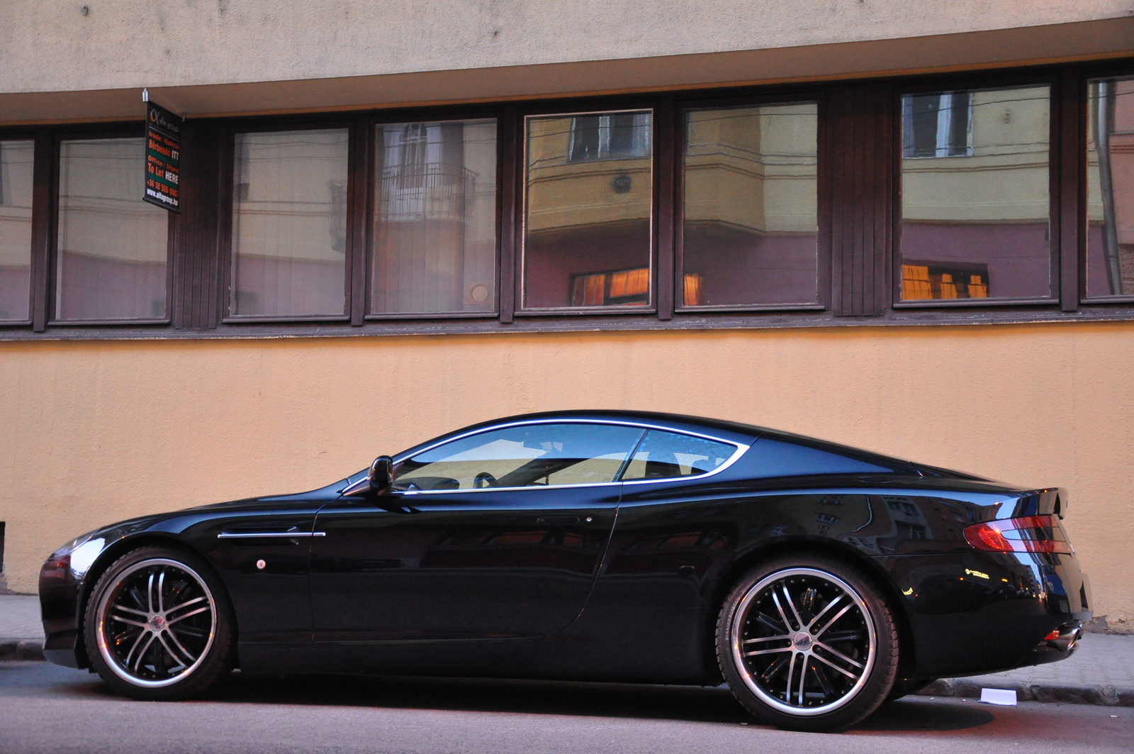 Aston Martin DB9 100