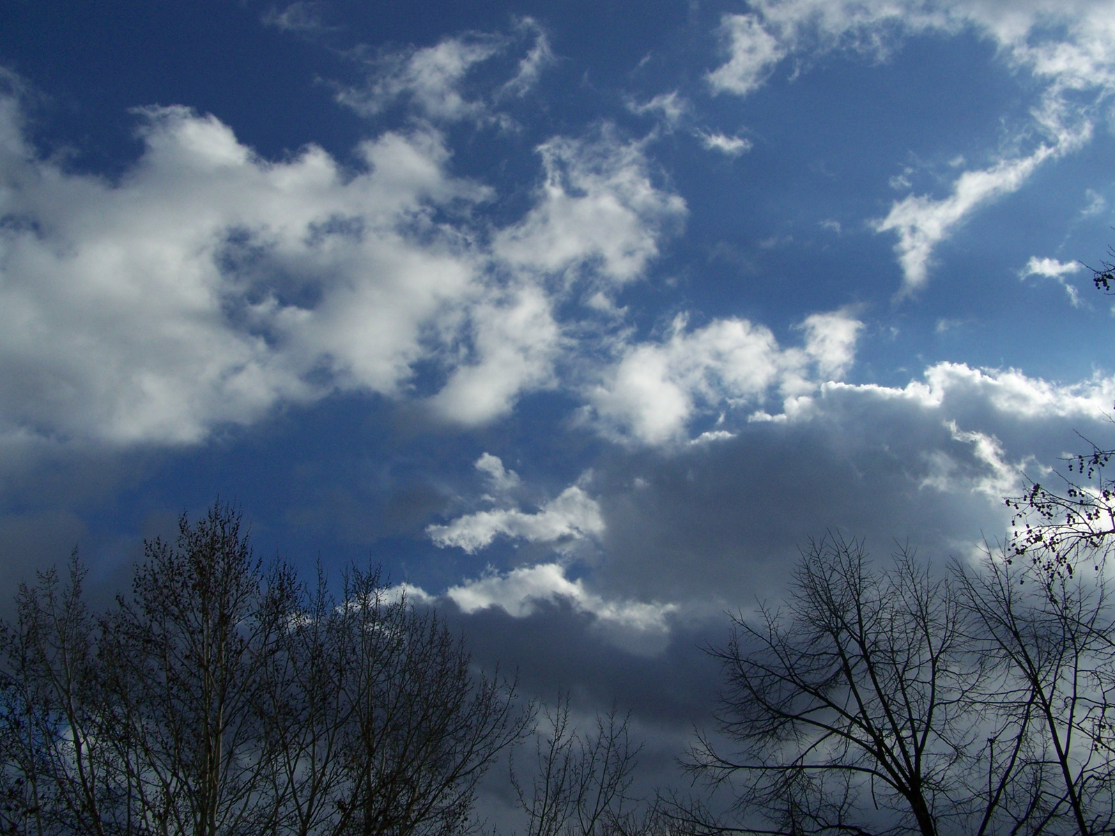 március felhői