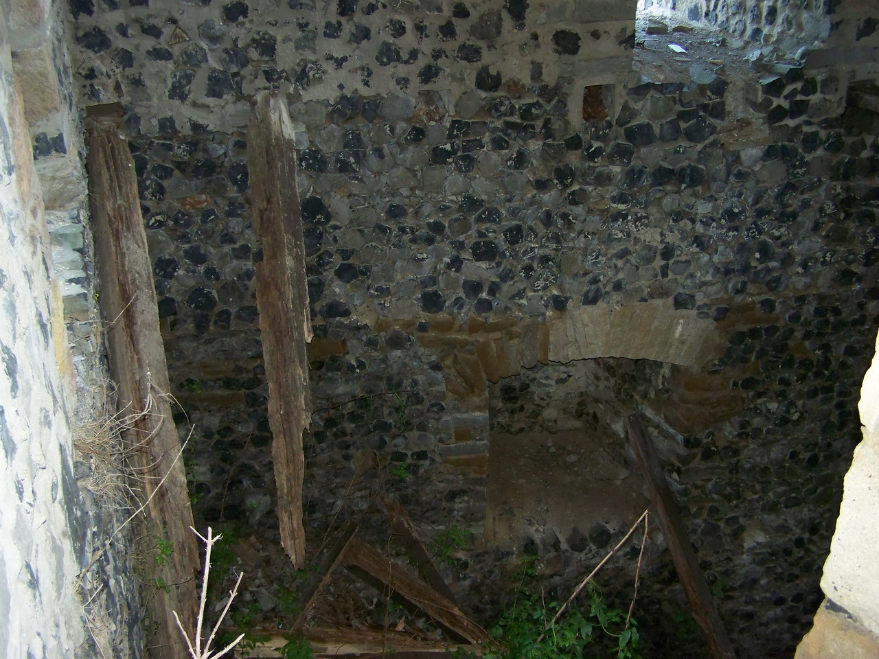 Somoskői vár, a feltáratlan déli torony belseje