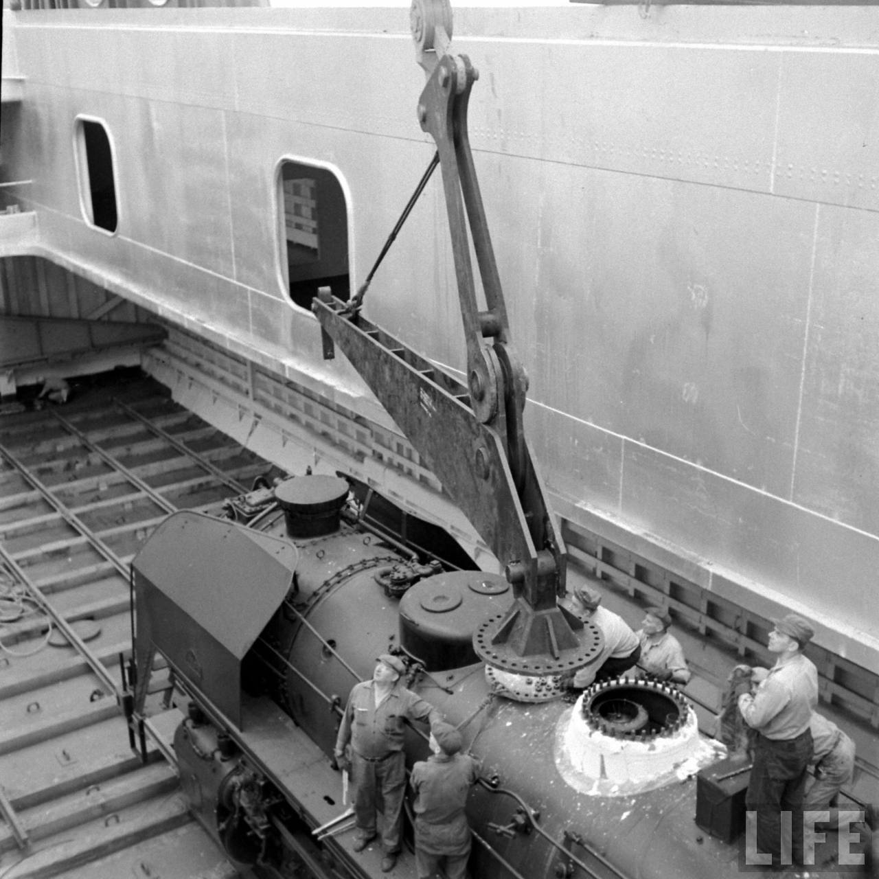 Francia 141R mozdony berakodása 1946 (fotó Marie Hansen) 4