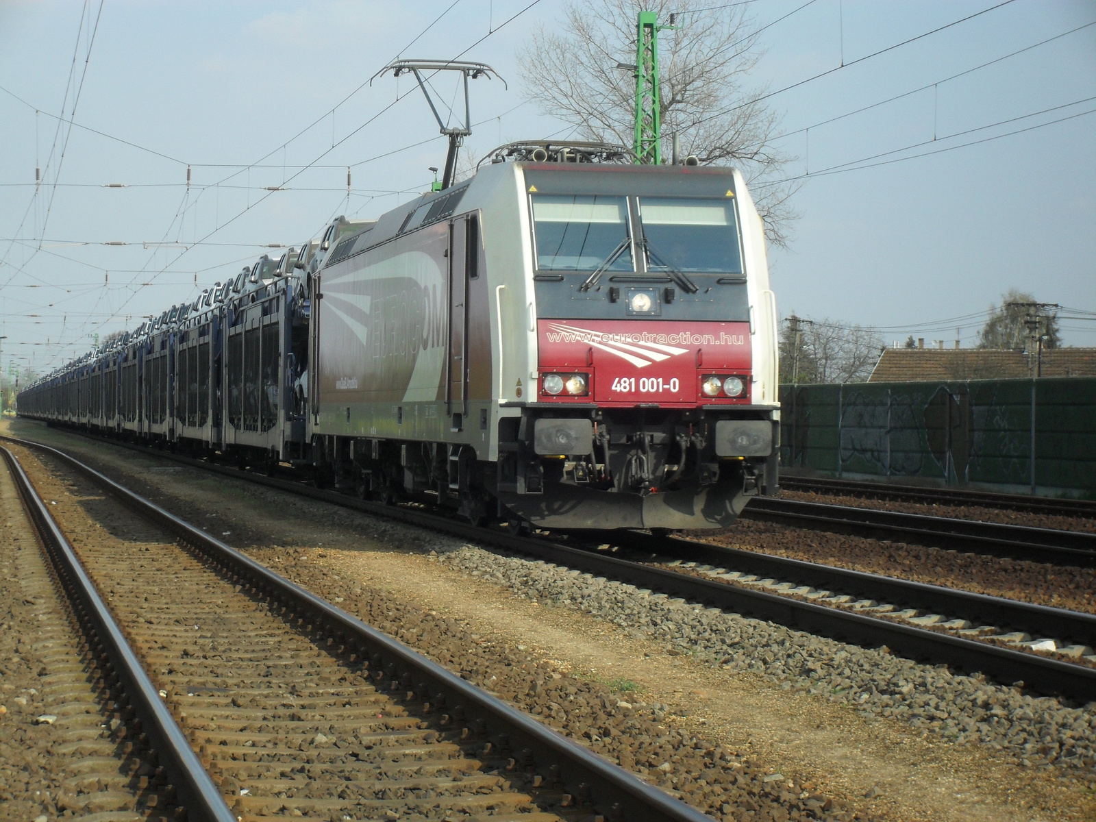 481 001-0 Traxx Autószállító vonattal