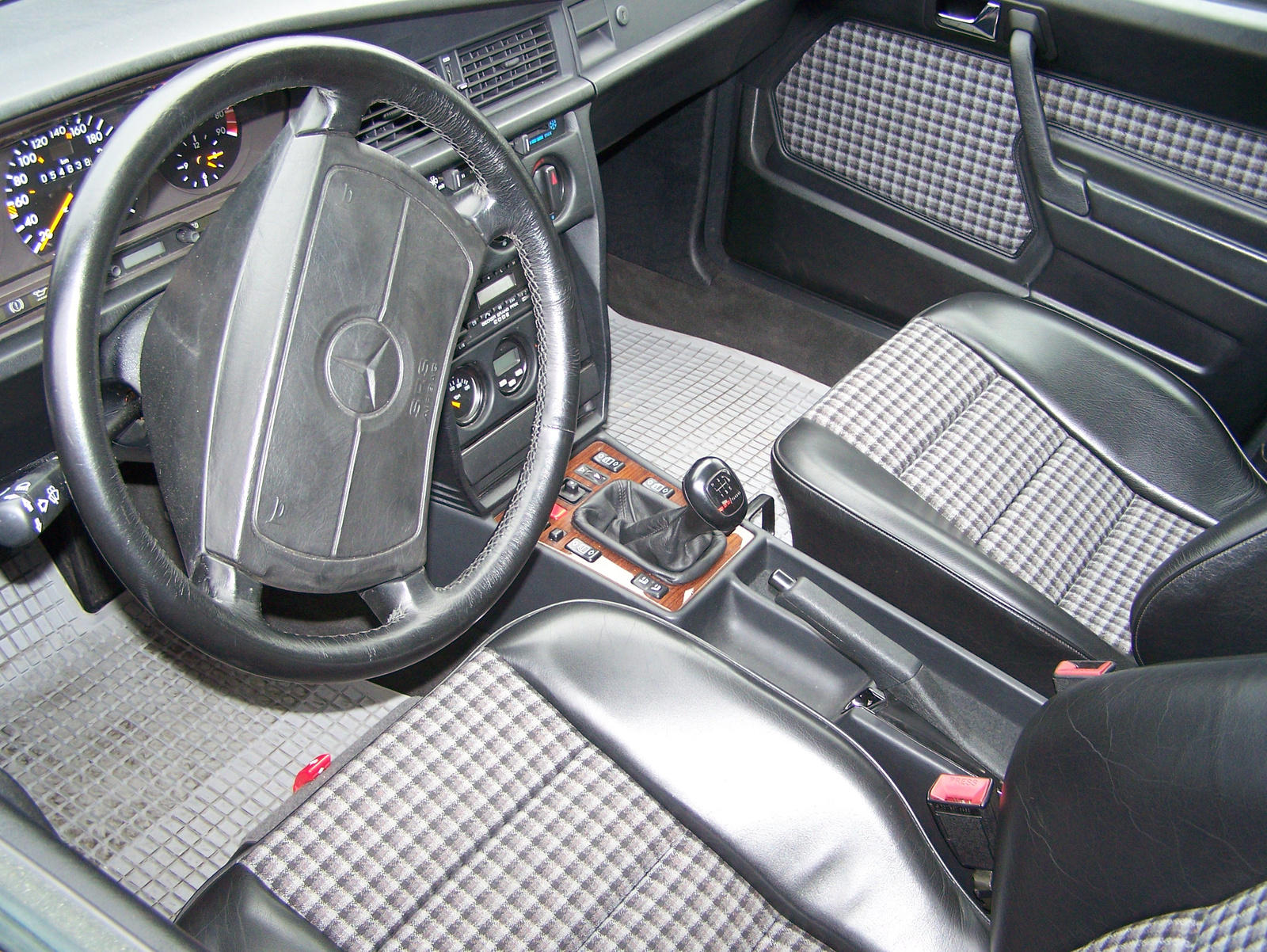 Mercedes 190 EVO II belül